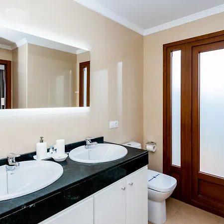 Inviting 4-bed In Villa Playa Blanca (Lanzarote)