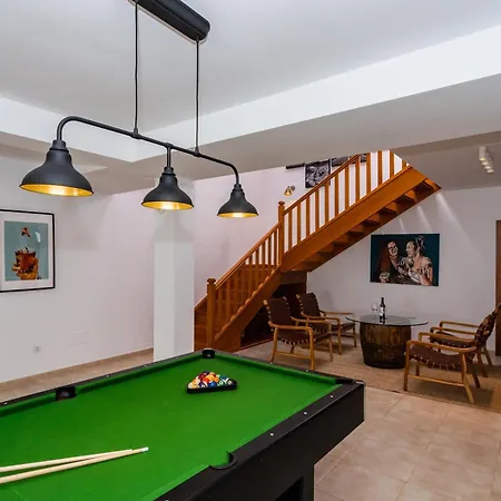 Inviting 4-bed In Villa *