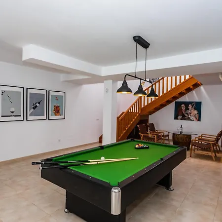 Inviting 4-bed In Villa *