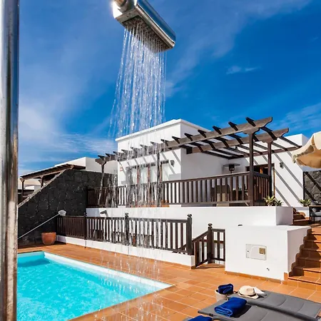 Inviting 4-bed In Playa Blanca (Lanzarote)